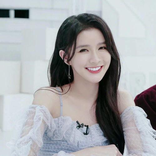 徐璐微笑吃瓜表情,演绎娱乐圈“吃瓜群众”新风尚