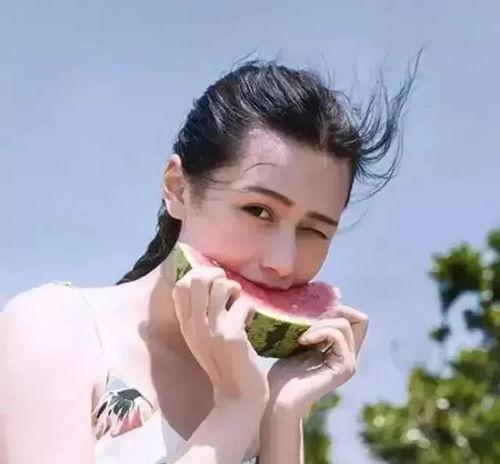 女生敲门吃瓜图片,揭秘邻里间的趣味瞬间