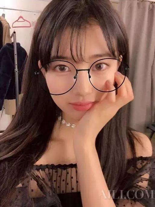 眼镜妹反差吃瓜,吃瓜群众笑翻天