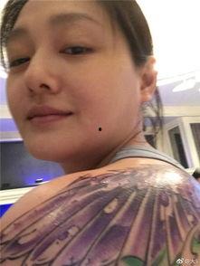 吃瓜纹身唇钉女