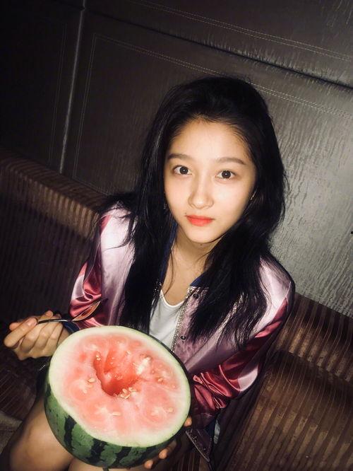 白鹿呵呵吃瓜图片,揭秘娱乐圈幕后真相