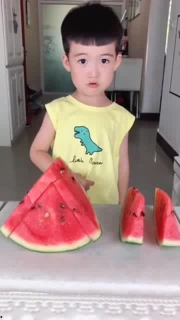 小娃娃吃瓜,小娃娃的甜蜜瓜果时光