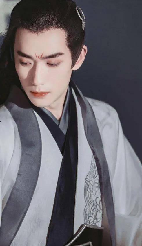古装美男吃瓜,宫廷风云下的俊秀佳话