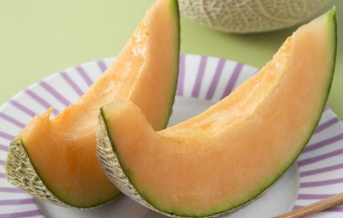 吃鸡肉前可以吃哈密瓜吗